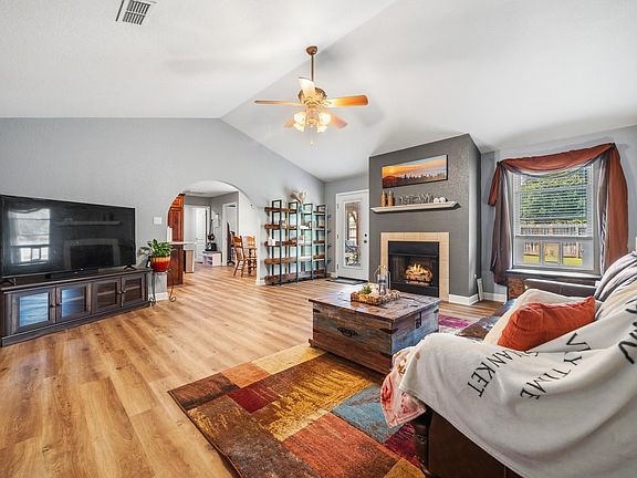 5th image of 155 Mapleleaf Cir