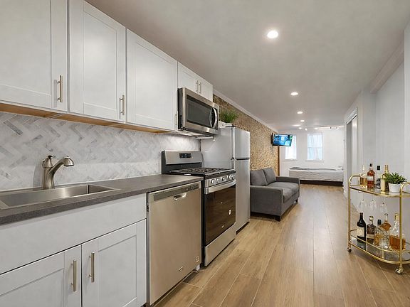 3rd image of 915 Garden St APT B2