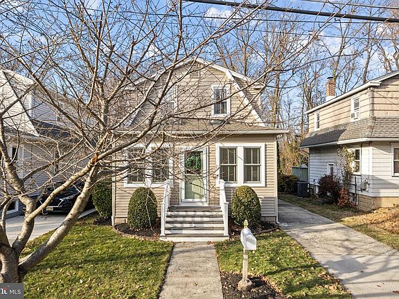 3rd image of 137 E Ormond Ave