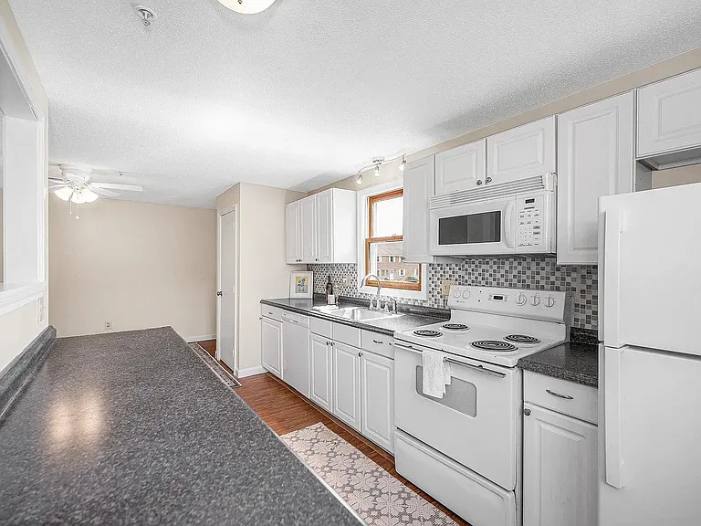 614 Elmwood Dr — Photo 2