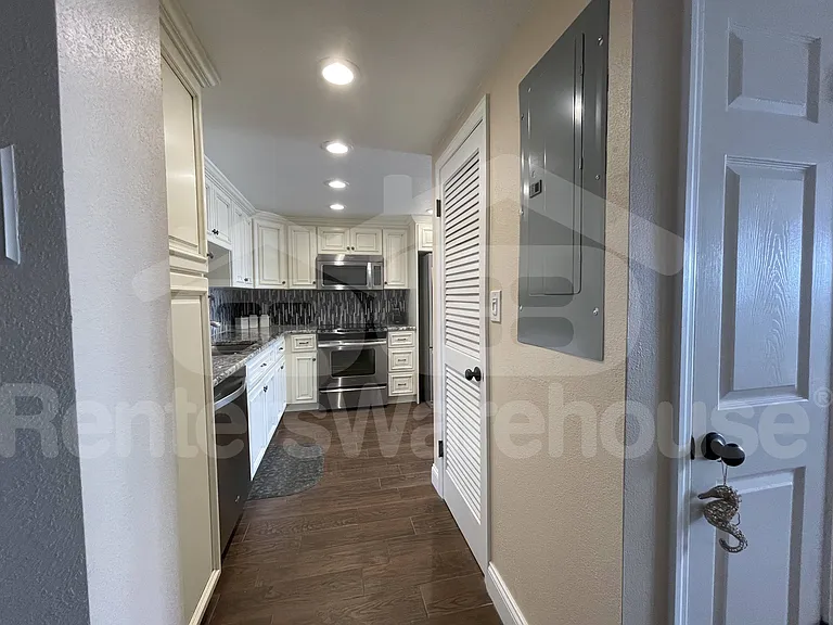 51 Island Way #906 — Photo 13