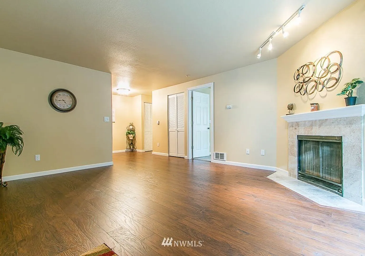 1 Bedroom 1 Bathroom + Amenities in Mountlake Terrace — Photo 3
