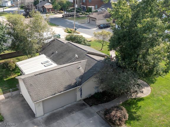 4th image of 3295 Waterside Dr