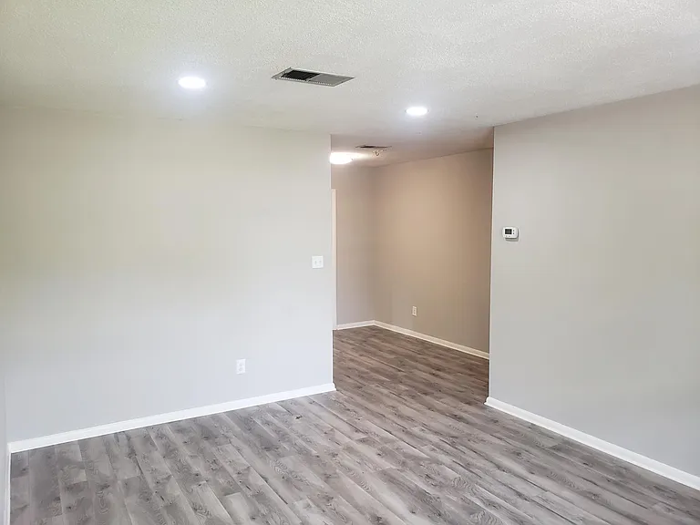215 Newcastle Dr — Photo 3