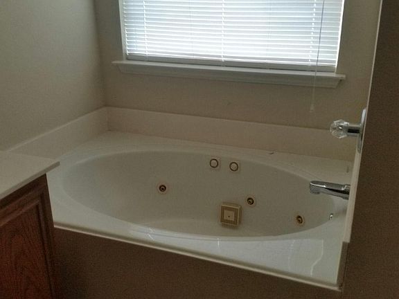 5th image of 708 Mackenzi Dr