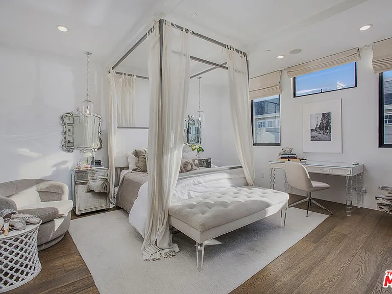 2105 E Balboa Blvd — Photo 29