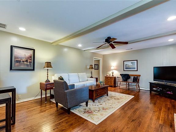 3rd image of 1105 Seminole Dr