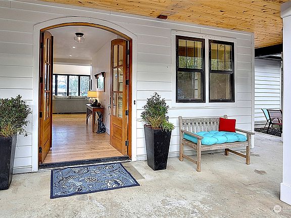 Come on in the view is spectacular. New construction provides energy efficiency through SIP walls with bonus insulation, automated fire suppression system, and on demand hot water.>