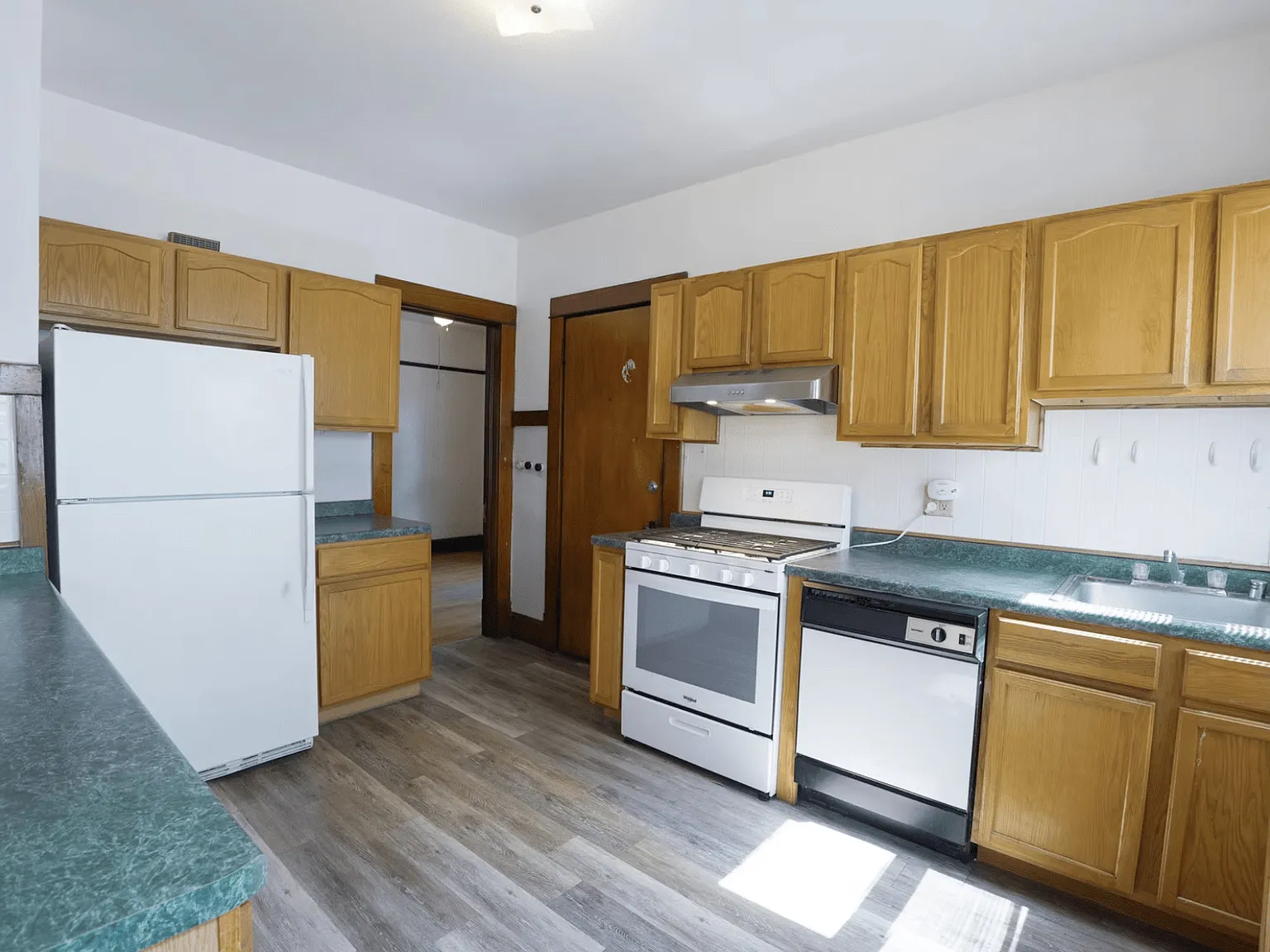 409 W. Washington Ave - Spacious 4 bedroom, 2 Bath Apartment Near UW-Madison - Heat Included — Photo 3