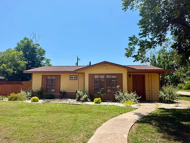 302 Ryan Dr — Photo 1