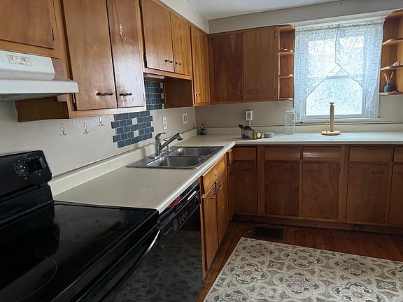 2nd image of 140 McKinley Ct