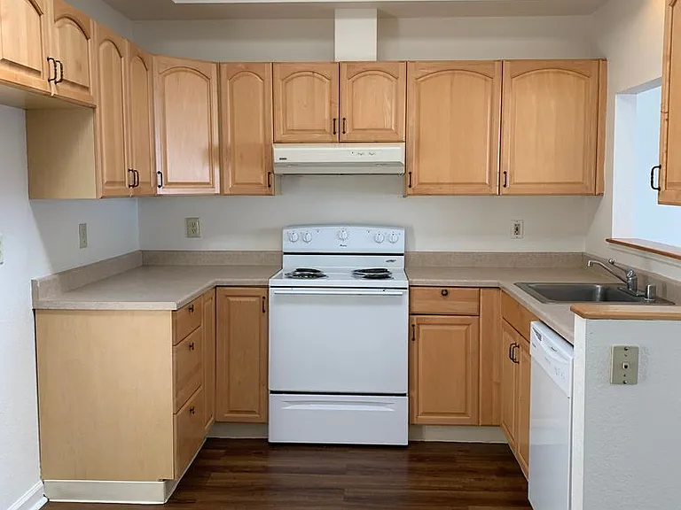 555 Broadway Ave — Photo 3