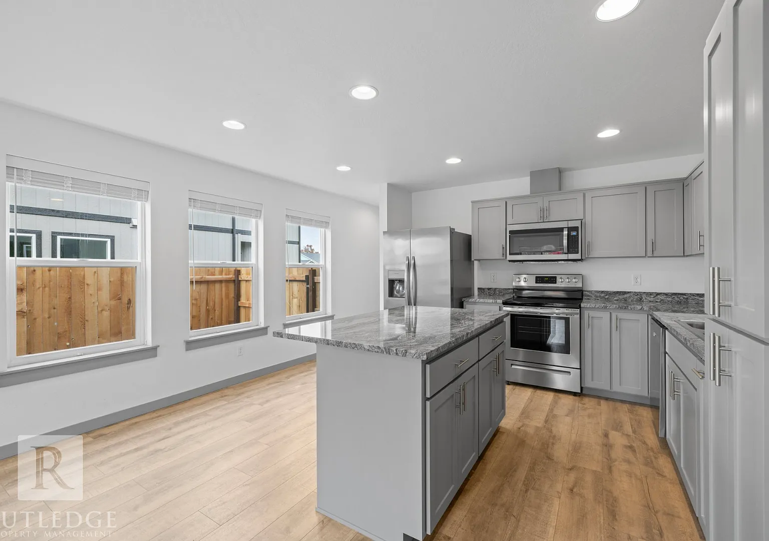 Beautiful 3 Bedroom, 2 Bath Townhome with Fenced Yard — Photo 1