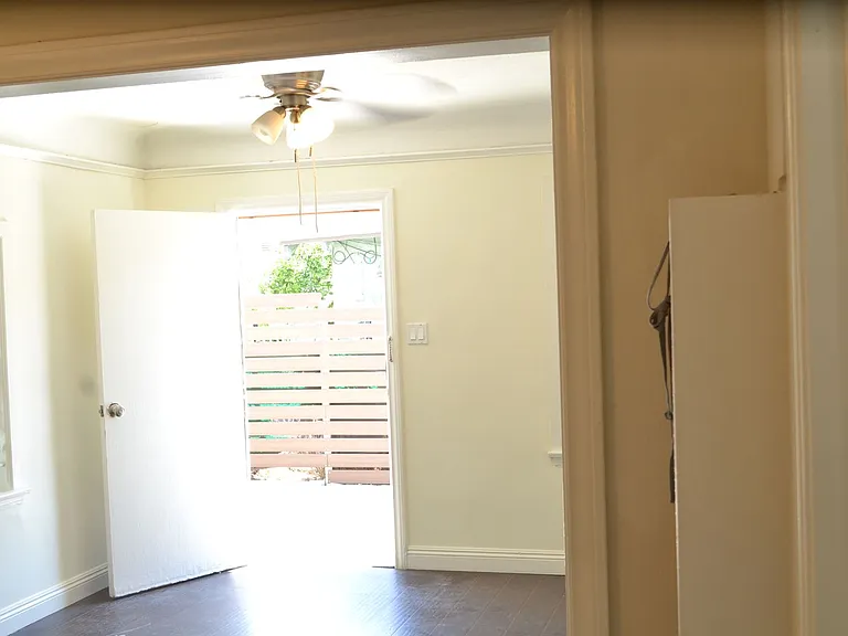 1190 N Kingsley Dr — Photo 9