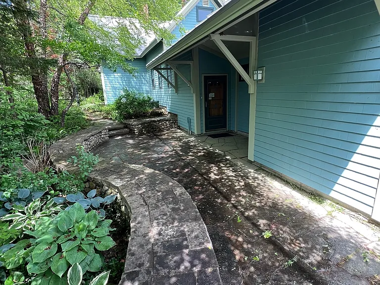 180 Foss Hill Rd — Photo 1