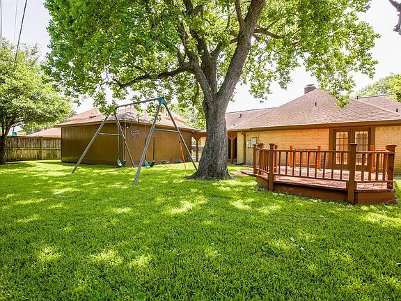 Expansive back yard, great for entertaining