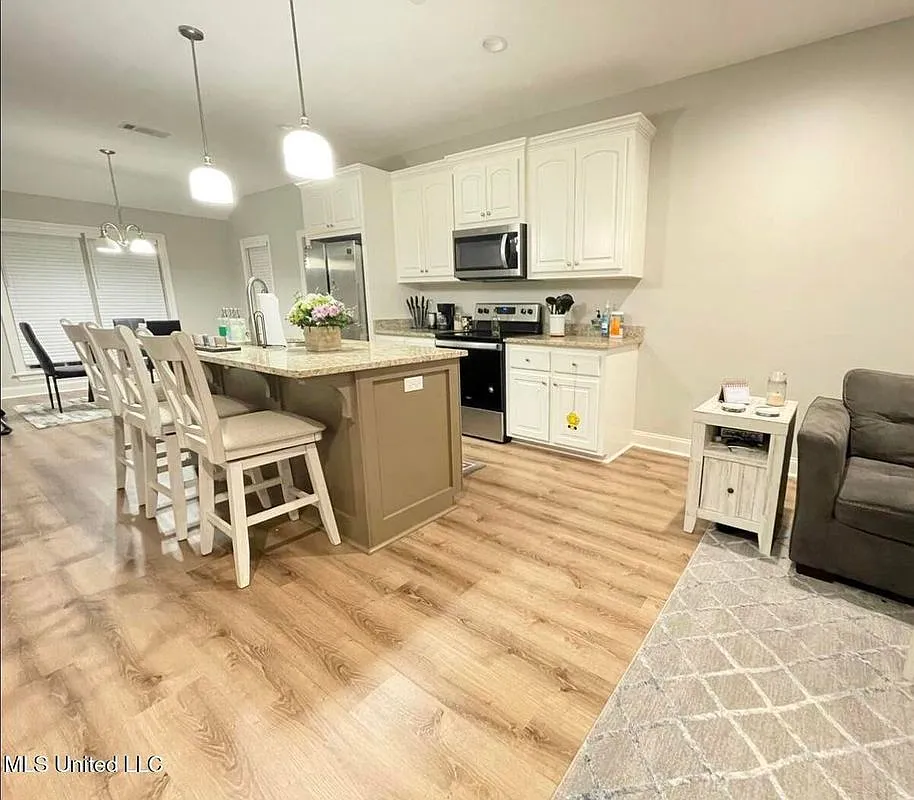3 bed, 2.0 bath, 1368 sqft, $1,800 — Photo 4