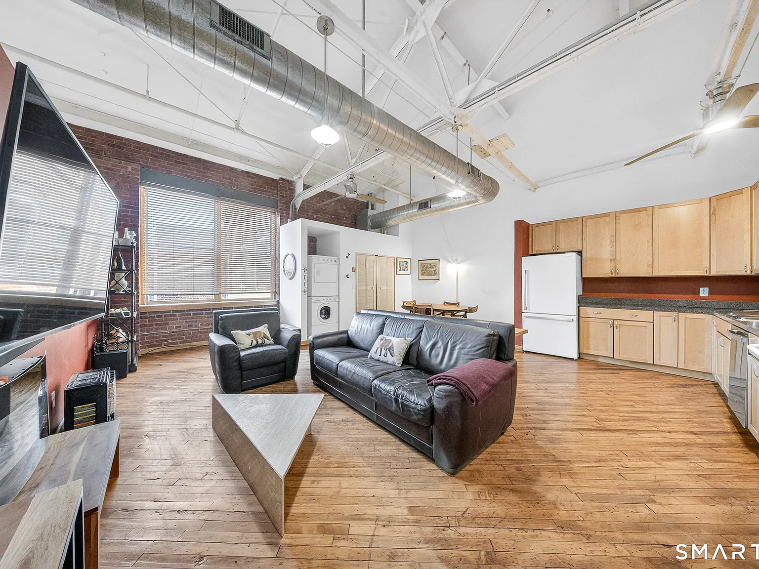 2 bed, 1.0 bath, 1065 sqft, $2,000 — Photo 1