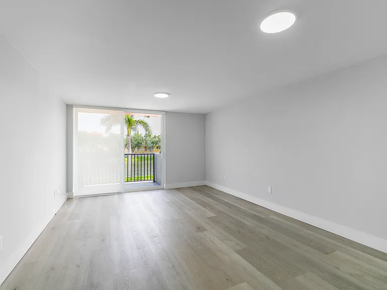 2075 NE 164th St — Photo 7