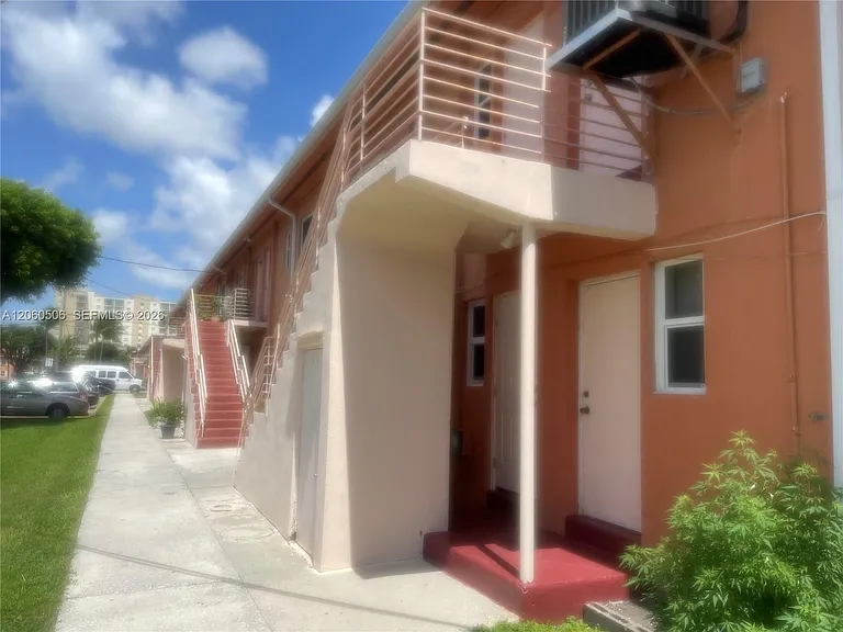3430 SW 10th St #3 — Photo 3