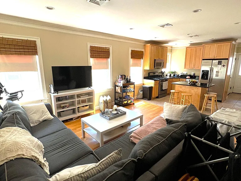 447 E 7th St #1 — Photo 1