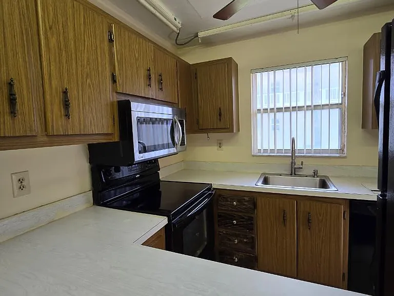 550 SE 2nd Ave #G3 — Photo 3