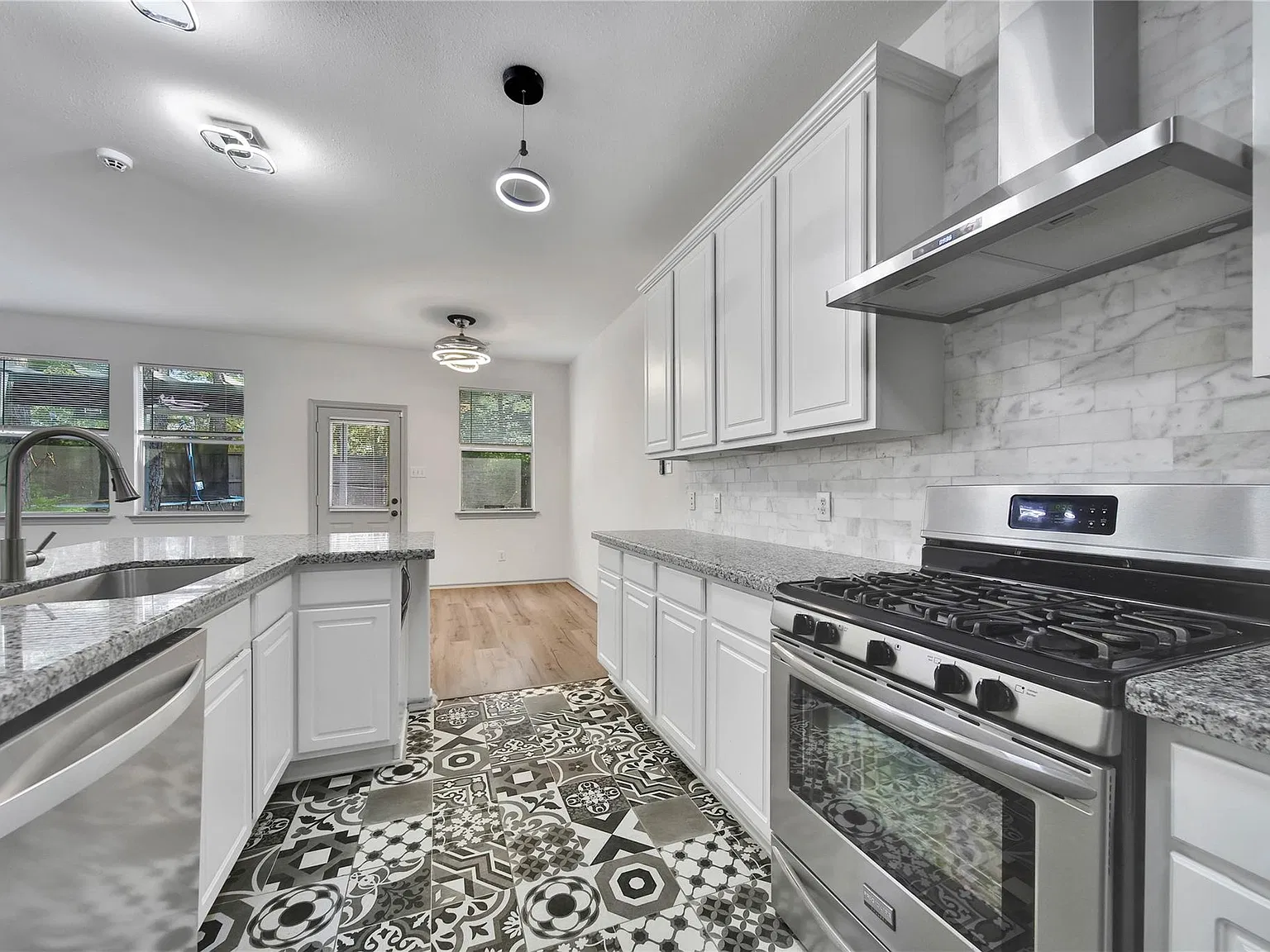 3 bed, 2.5 bath, 1685 sqft, $1,995 — Photo 2