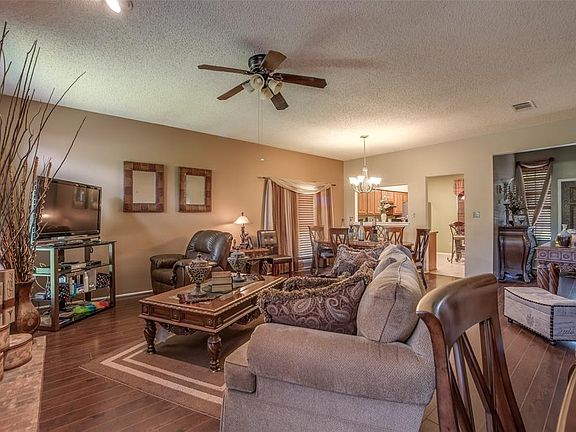 3rd image of 419 Wellington Dr