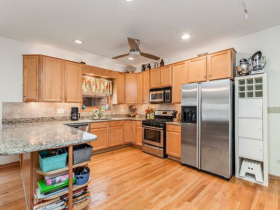4th image of 2136 W Montrose Ave