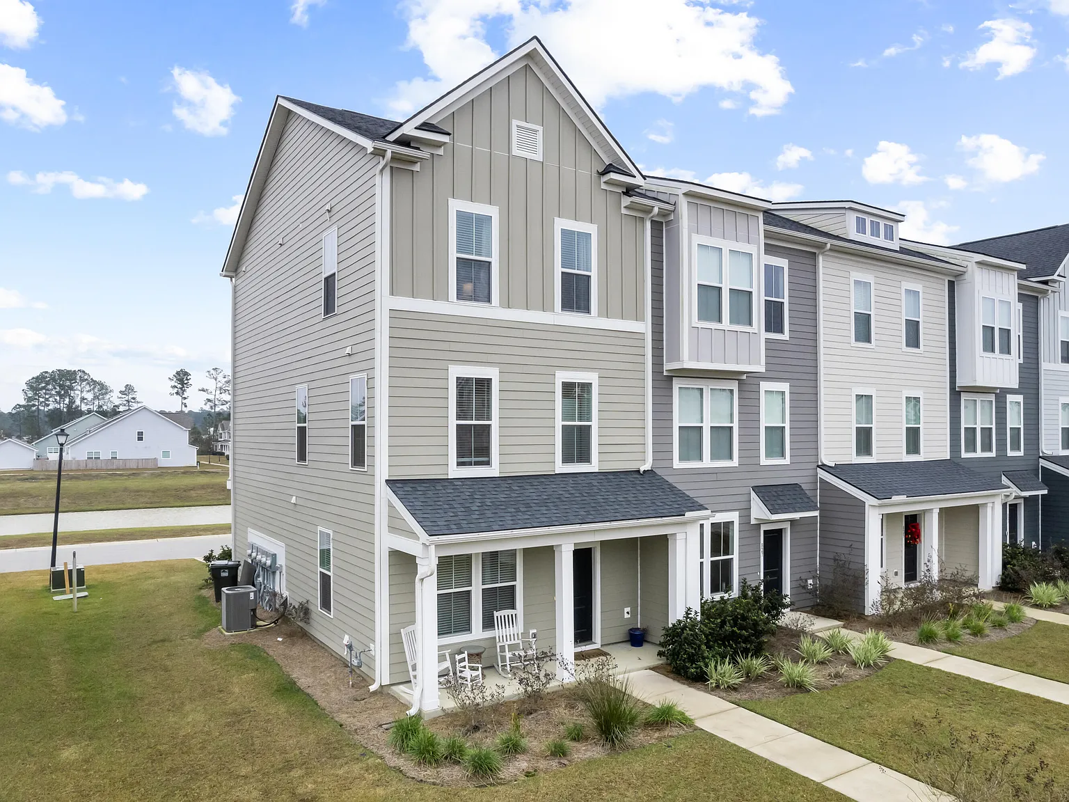 3 bed, 3.5 bath, 1900 sqft, $2,950 — Photo 2