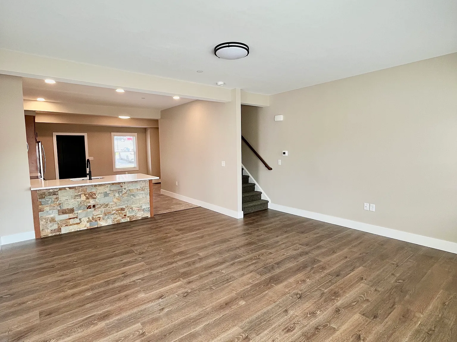 3 bed, 1985 sqft, $1,900 — Photo 4
