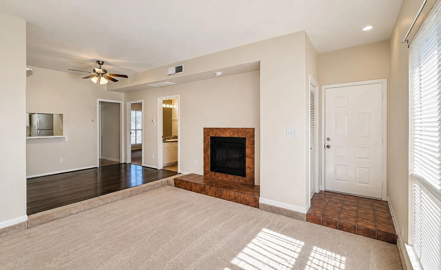 1 bed, 1.0 bath, 897 sqft, $1,075 — Photo 3