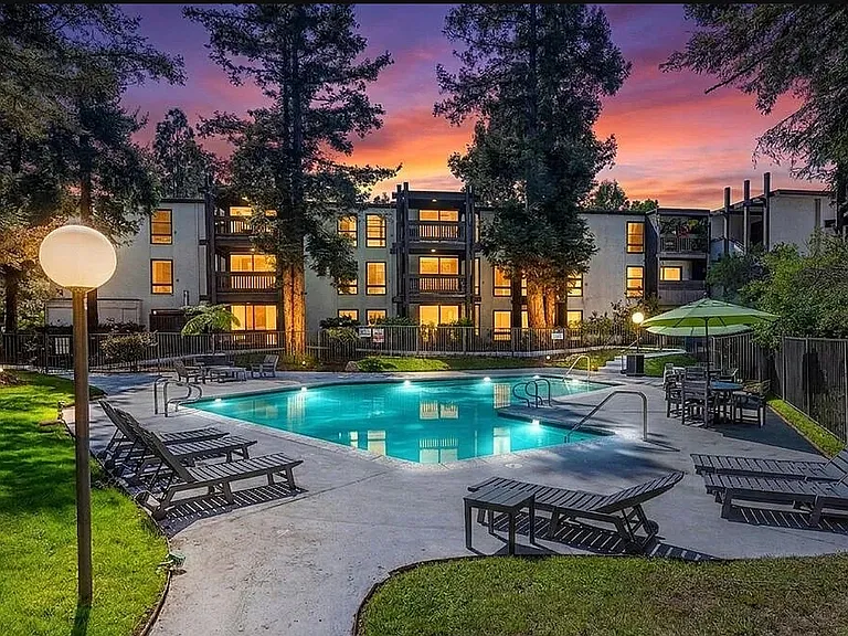 Pool that unit overlooks