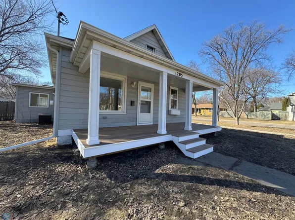 1205 10th St S, Fargo, ND 58103