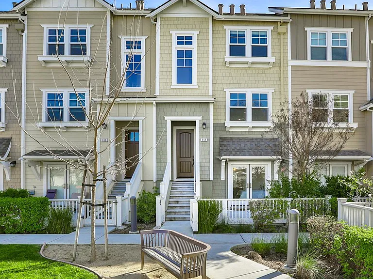 858 Sycamore Loop — Photo 1