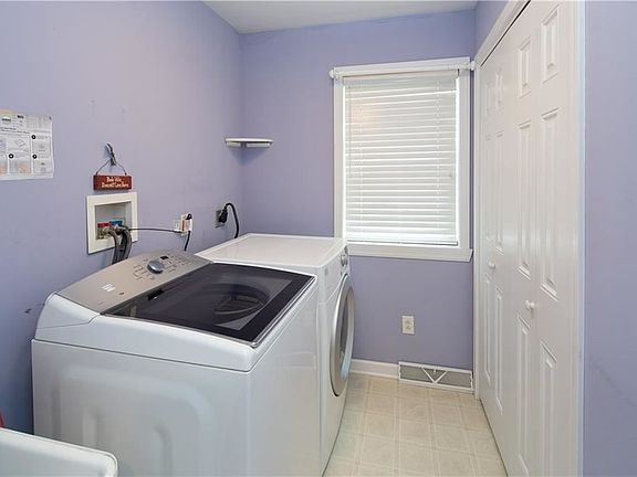 4th image of 31 Kinderwood Dr