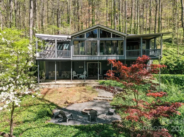102 Village Rd, Lake Lure, NC 28746
