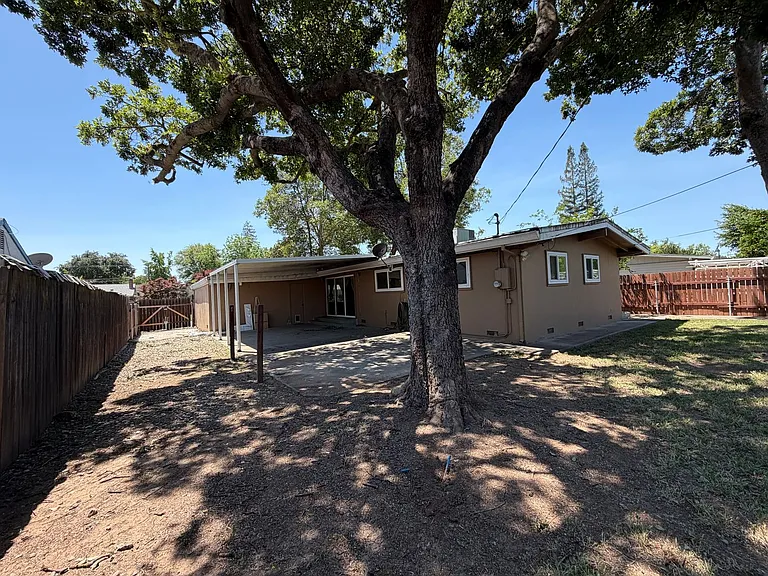 8945 Fashion Dr — Photo 32
