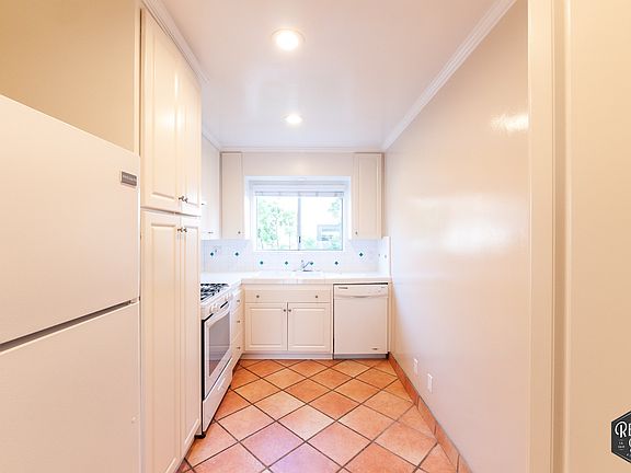 5th image of 913 19th St APT 7