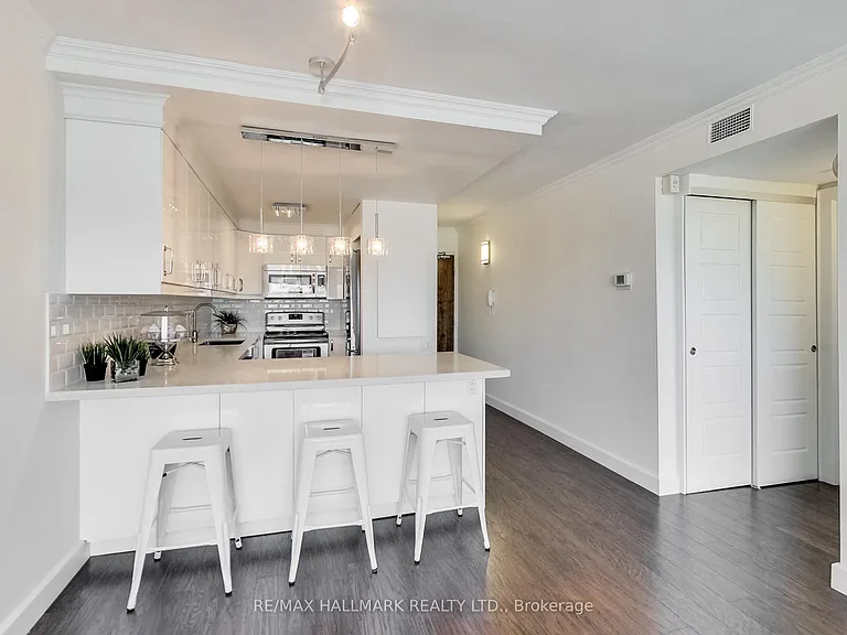 914 Yonge St #1509 — Photo 4