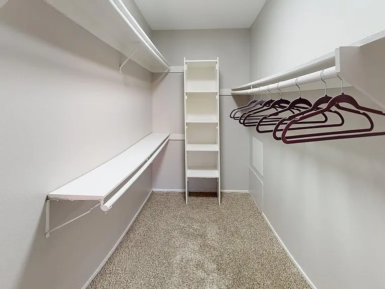 Chateau Emelita Apartments — Photo 8