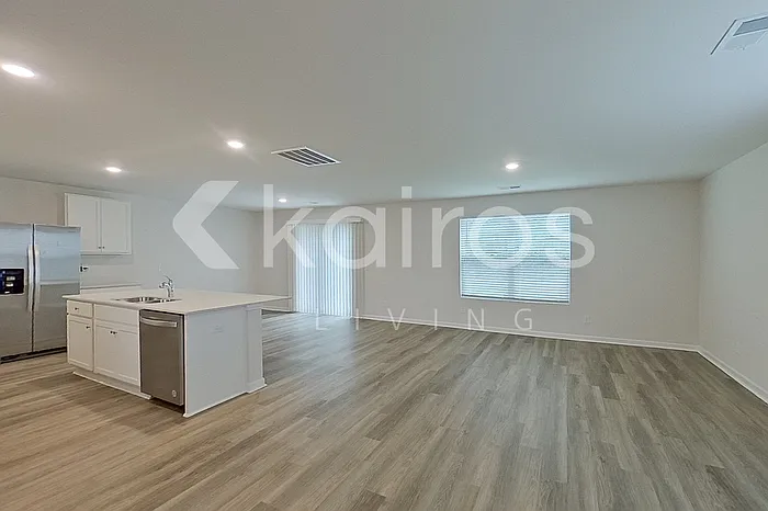 4 bed, 2.5 bath, 1927 sqft, $2,075 — Photo 2