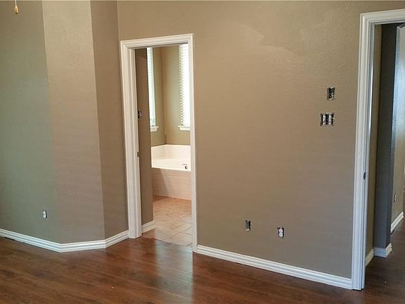 5th image of 1907 Highland Oaks Dr