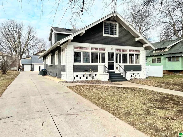 825 W 5th St, Storm Lake, IA 50588