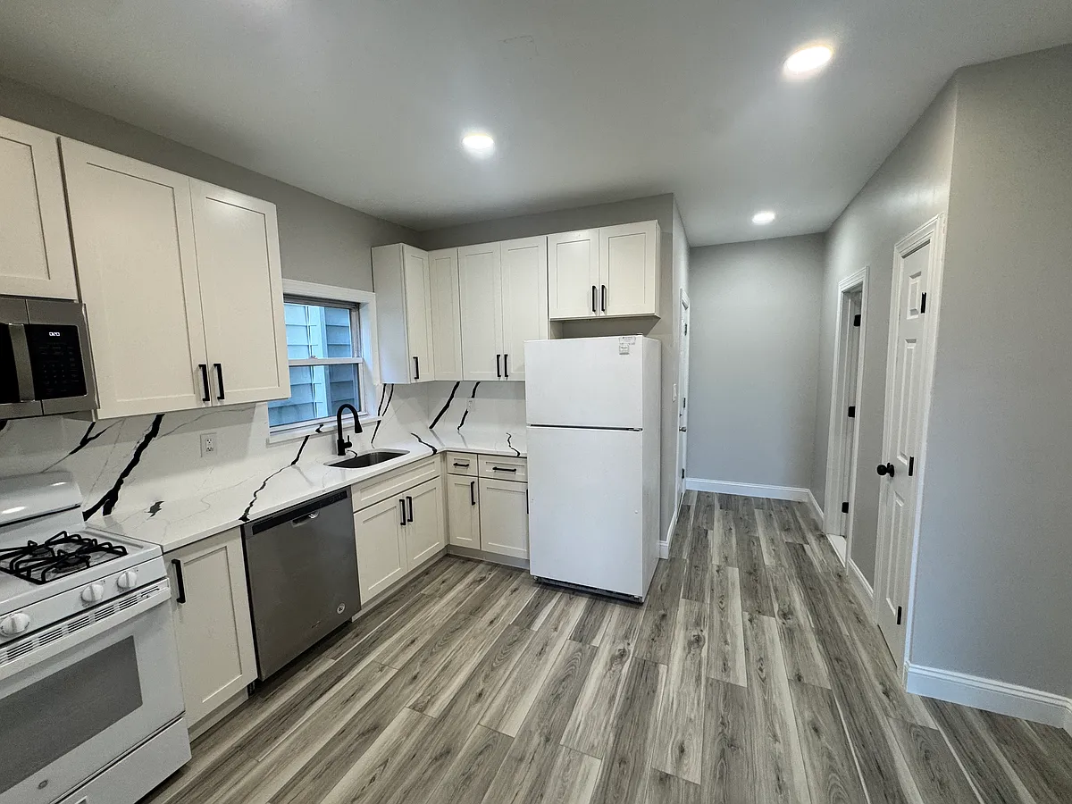 Building Photo - 40 E 15th St #1B