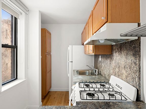 3rd image of 305 W 18th St APT 4H