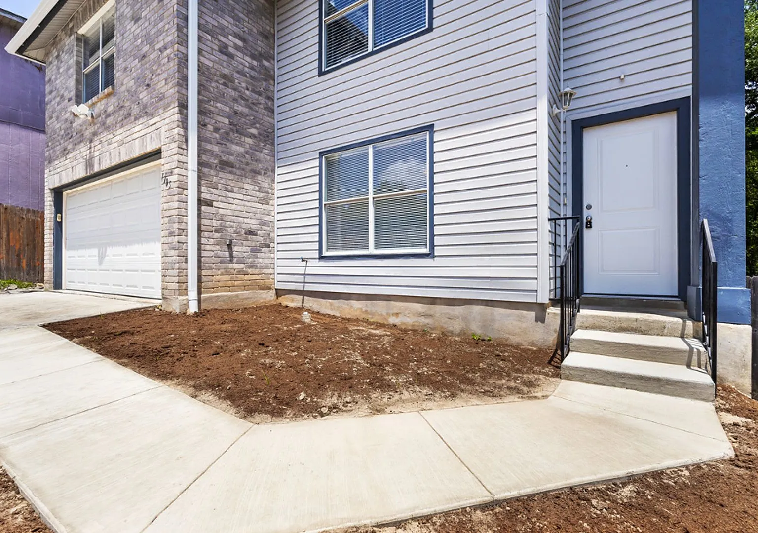 4 Bedroom/2.4 Bath Oak Bluff Subdivision — Photo 3