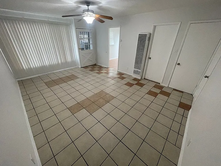 Croesus Ave — Photo 2