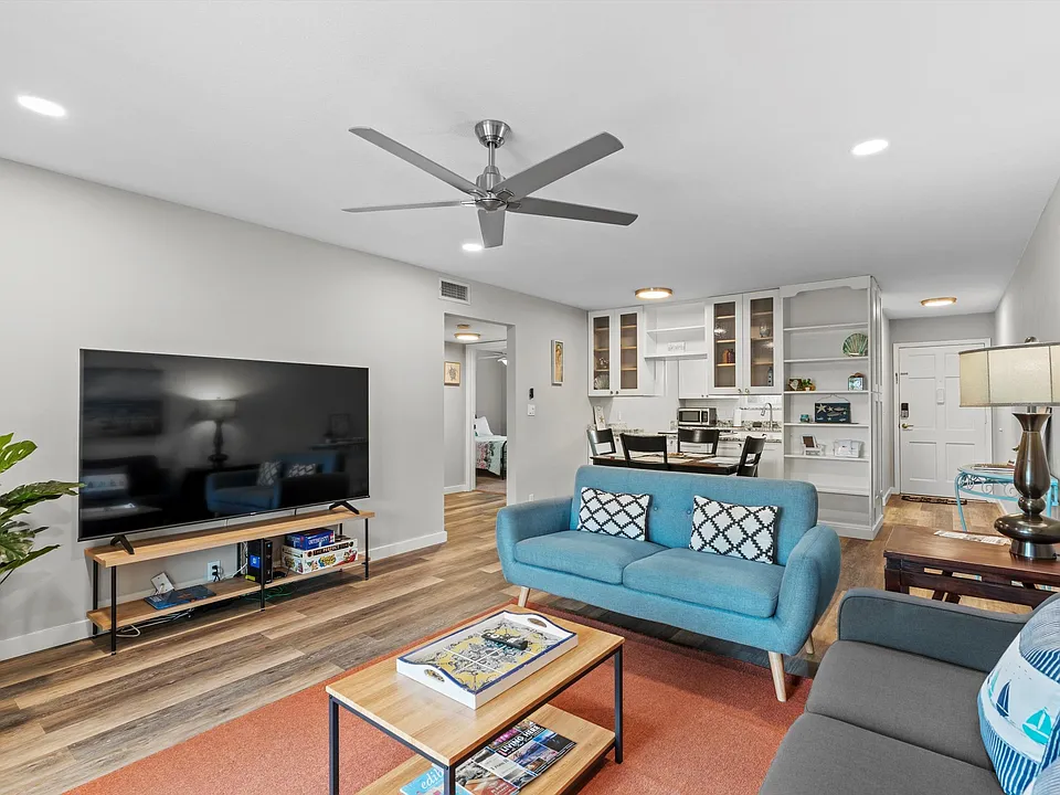 22 Comares Ave #7A