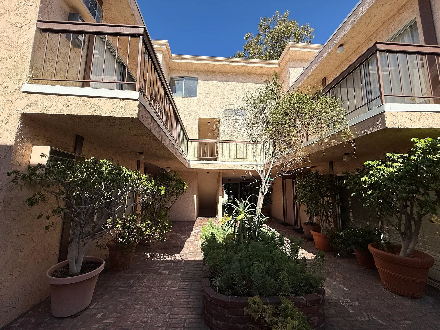 2 bed, 1015 sqft, $3,300 — Photo 2